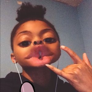 Meet your Posher, Claudia